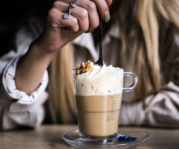 Salted Caramel Latte με σπιτικό σιρόπι αλμυρής καραμέλας